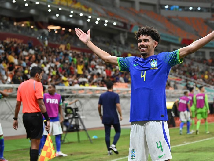 Pesepak bola Timnas Brazil Da Mata melakukan selebrasi usai mencetak gol ke gawang Timnas Inggris dalam penyisihan Grup C Piala Dunia U-17 2023 di Jakarta International Stadium, Jakarta, Jumat (17/11/2023). ANTARA FOTO/Sigid Kurniawan/Spt.