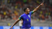 Kaua Elias menyambar bola liar dan berbuah gol pada menit ke-43. Skor 1-0 untuk Brasil bertahan hingga turun minum.