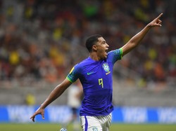 Kaua Elias menyambar bola liar dan berbuah gol pada menit ke-43. Skor 1-0 untuk Brasil bertahan hingga turun minum.