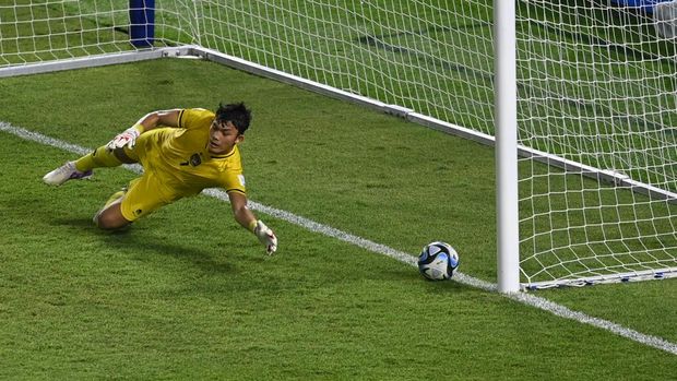 Kiper Timnas Indonesia Ikram Al Giffari gagal menahan penalti pemain Timnas Maroko Anas Alaoui dalam pertandingan penyisihan Grup A Piala Dunia U-17 2023 di Stadion Gelora Bung Tomo (GBT), Surabaya, Jawa Timur, Kamis (16/11/2023). ANTARA FOTO/Aditya Pradana Putra/foc.