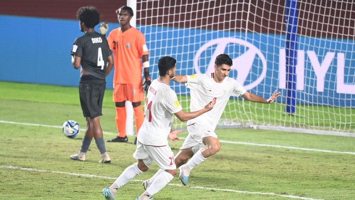 Pesepak bola Timnas Iran berfoto sebelum pertandingan Grup C Piala Dunia U-17 2023 melawan Kaledonia Baru di Stadion Si Jalak Harupat, Kabupaten Bandung, Jawa Barat, Jumat (17/11/2023). ANTARA FOTO/M Agung Rajasa/nym.