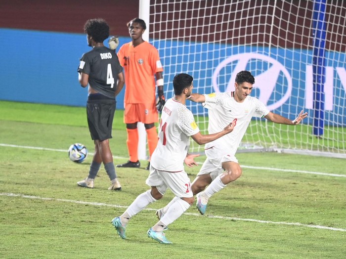 Pesepak bola Timnas Iran berfoto sebelum pertandingan Grup C Piala Dunia U-17 2023 melawan Kaledonia Baru di Stadion Si Jalak Harupat, Kabupaten Bandung, Jawa Barat, Jumat (17/11/2023). ANTARA FOTO/M Agung Rajasa/nym.