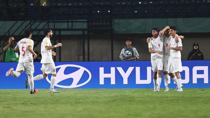 Pesepak bola Timnas Iran berfoto sebelum pertandingan Grup C Piala Dunia U-17 2023 melawan Kaledonia Baru di Stadion Si Jalak Harupat, Kabupaten Bandung, Jawa Barat, Jumat (17/11/2023). ANTARA FOTO/M Agung Rajasa/nym.