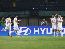 Laga Iran U-17 vs Kaledonia Baru U-17 dilangsungkan di Stadion Jalak Harupat, Bandung, pada Jumat (17/11) malam WIB. Gelandang Amirmohammad Razaghinia menjadi penentu kemenangan Iran usai mencetak sepasang gol di babak pertama.