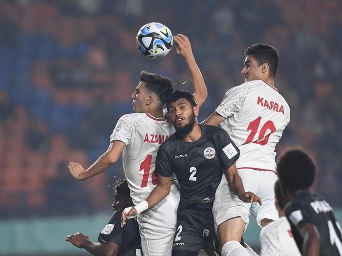 Pesepak bola Timnas Iran berfoto sebelum pertandingan Grup C Piala Dunia U-17 2023 melawan Kaledonia Baru di Stadion Si Jalak Harupat, Kabupaten Bandung, Jawa Barat, Jumat (17/11/2023). ANTARA FOTO/M Agung Rajasa/nym.