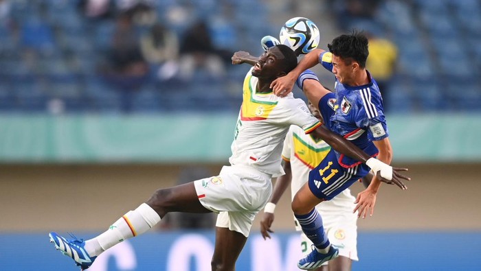 Sejumlah pesepak bola Timnas Jepang mengekspresikan kegembiraannya setelah rekannya Rento Takaoka mencetak gol ke gawang Timnas Senegal saat pertandingan babak penyisihan Grup D Piala Dunia U-17 2023 di Stadion Si Jalak Harupat, Kabupaten Bandung, Jawa Barat, Jumat (17/11/2023). ANTARA FOTO/M Agung Rajasa/nym.