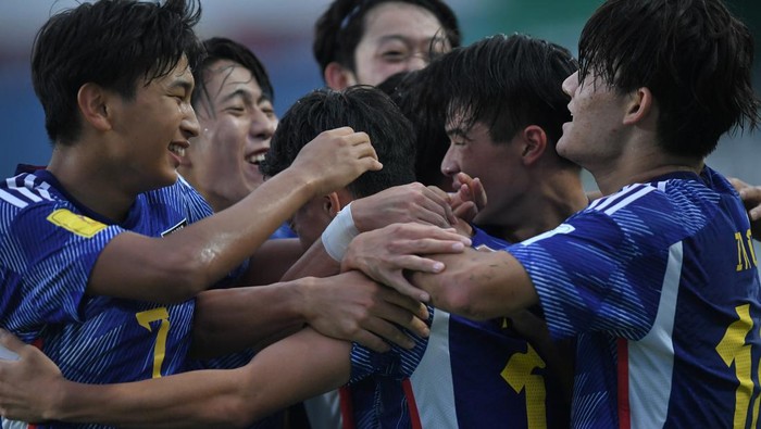 Piala Dunia U-17: Senegal melawan Jepang Sejumlah pesepak bola Timnas Jepang mengekspresikan kegembiraannya setelah rekannya Rento Takaoka mencetak gol ke gawang Timnas Senegal saat pertandingan babak penyisihan Grup D Piala Dunia U-17 2023 di Stadion Si Jalak Harupat, Kabupaten Bandung, Jawa Barat, Jumat (17/11/2023). ANTARA FOTO/M Agung Rajasa/nym.