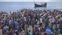 Potret Kedatangan Pengungsi Rohingya yang Ditolak Warga Aceh