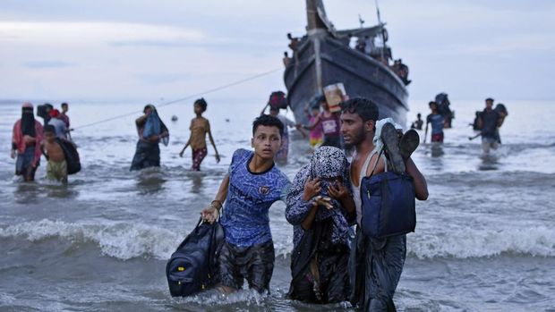 Ethnic Rohingya disembark from their boat upon landing in Ulee Madon, North Aceh, Indonesia, Thursday, Nov. 16, 2023. Some 240 Rohingya Muslims, including women and children, are afloat off the coast of Indonesia after two attempts to land were rejected by local residents. The boat left again a few hours later following the rejection. (AP Photo/Rahmat Mirza)