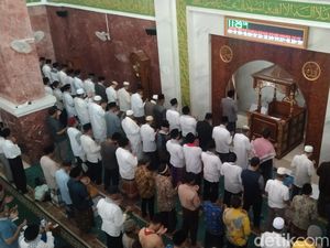 Hukum Baca Surah Al-Fatihah bagi Makmum, Bolehkah Diam Saja? Hukum Baca Surah Al-Fatihah bagi Makmum, Bolehkah Diam Saja?