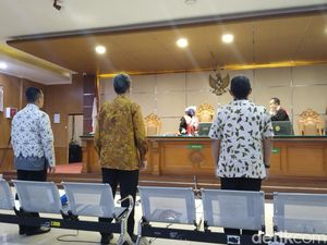 Nyanyian Rijal di Sidang Korupsi Dishub yang Seret Anggota Dewan Nyanyian Rijal di Sidang Korupsi Dishub yang Seret Anggota Dewan