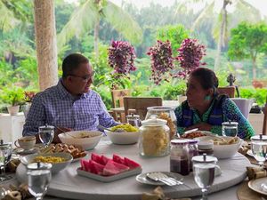 Gaya Susi Pudjiastuti Saat Panen Buah dan Makan Bareng 3 Capres