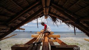 Potret Kesibukan Pekerja Membuat Kapal Pinisi