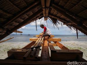 Potret Kesibukan Pekerja Membuat Kapal Pinisi Potret Kesibukan Pekerja Membuat Kapal Pinisi