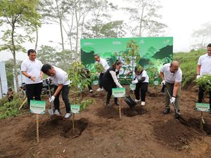 Komitmen Pro Lingkungan, Telkom Tanam 1.000 Pohon di Lereng Merapi Komitmen Pro Lingkungan, Telkom Tanam 1.000 Pohon di Lereng Merapi
