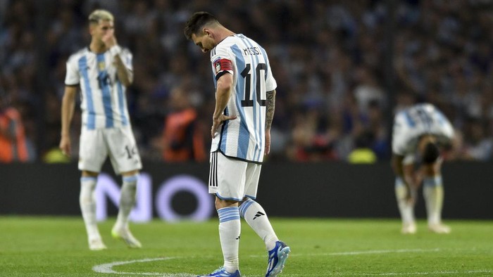 Argentina's Lionel Messi reacts during a qualifying soccer match for the FIFA World Cup 2026 against Uruguay at La Bombonera stadium in Buenos Aires, Argentina, Thursday, Nov. 16, 2023. (AP Photo/Gustavo Garello)