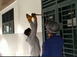 Ngeri, Ada Ular Sanca Menggantung di Pintu Besi Lab SMK di Tanjungbalai