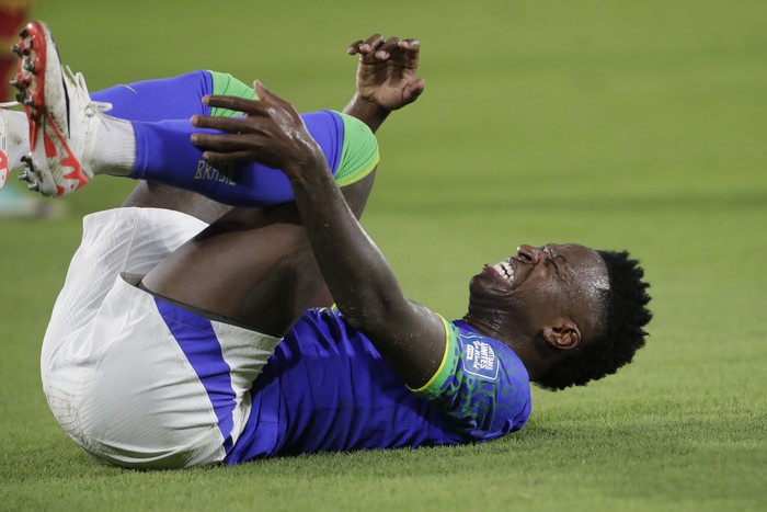 Brazils Vinicius Junior grimaces in pain during a qualifying soccer match for the FIFA World Cup 2026 against Colombia at Roberto Melendez stadium in Barranquilla, Colombia, Thursday, Nov. 16, 2023. (AP Photo/Ivan Valencia)