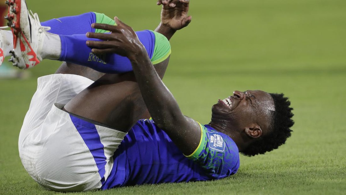 Vinicius Junior cedera di laga Kolombia vs Brasil. (Foto: Ivan Valencia/AP)