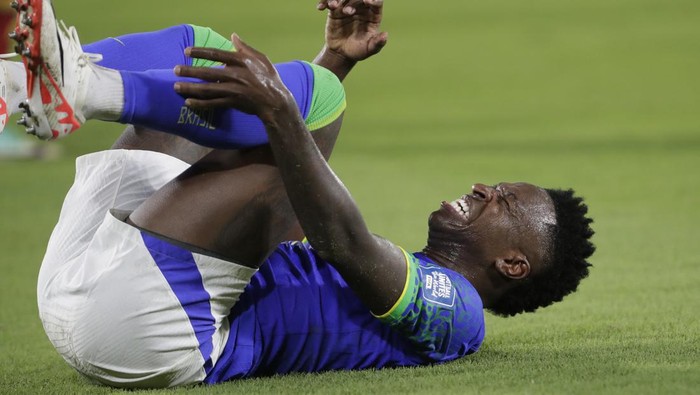 Brazils Vinicius Junior grimaces in pain during a qualifying soccer match for the FIFA World Cup 2026 against Colombia at Roberto Melendez stadium in Barranquilla, Colombia, Thursday, Nov. 16, 2023. (AP Photo/Ivan Valencia)
