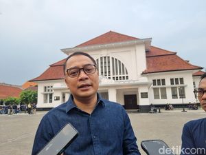 Walkot Eri Tegaskan ASN Pemkot Surabaya Foto Pose Jari Capres Akan Disanksi Walkot Eri Tegaskan ASN Pemkot Surabaya Foto Pose Jari Capres Akan Disanksi
