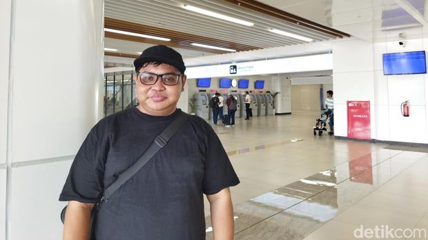 Agi merasa kecepatan kereta Whoosh membantunya dalam urusan efisiensi waktu. Dia juga meminta agar tiket promo kali ini dapat diterapkan menjadi harga tetap (Kurniawan F/detikcom)