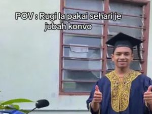 Rugi Cuma Sehari Pakai Toga, Viral Pria Cuci Motor dan Piring Berbaju Wisuda Rugi Cuma Sehari Pakai Toga, Viral Pria Cuci Motor dan Piring Berbaju Wisuda