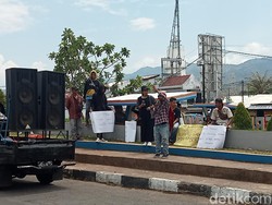 Kunker ke Flores Timur, Ayodhia Kalake Putar Balik Diadang Pendemo