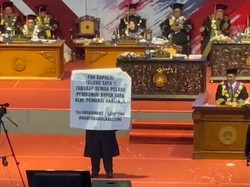 Aksi Candra Cari Keadilan Kematian Ayahnya Lewat Spanduk saat Diwisuda