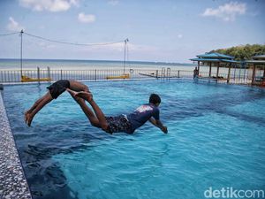 Asyiknya Santai di Kolam Renang Berpanorama Laut Lepas Bulukumba
