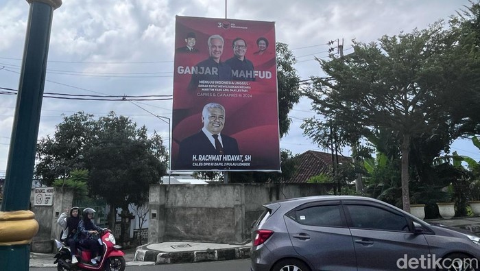 Baliho PDIP di Mataram, NTB, tak lagi memasang gambar Jokowi.