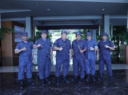 Petrus Reinhard Secara Simbolis Sematkan Baret Leopard ke Kepala BNN NTT