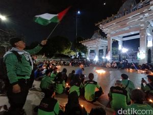 Buruh di Surabaya Gelar Aksi Bela Palestina di Tugu Pahlawan