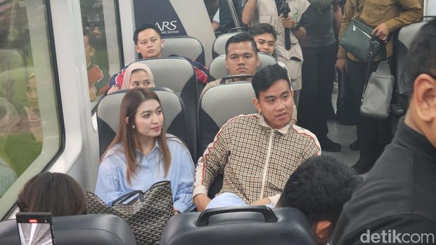 Cawapres Koalisi Indonesia Maju (KIM) Gibran Rakabuming melanjutkan kunjungan ke Medan. Dia menggunakan kereta bandara menuju Medan. (Adrial/detikcom)
