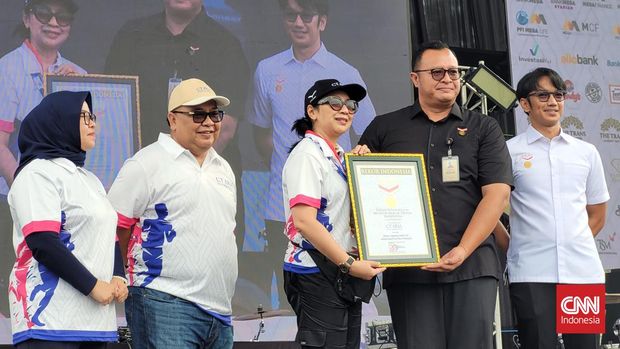 CT ARSA Charity Fun Run 2023 yang digelar di Lapangan Trans City BSD, Tangerang Selatan pada Sabtu (18/11) berhasil memecahkan rekor MURI untuk siaran langsung melalui kanal distribusi terbanyak dengan 16 kanal.