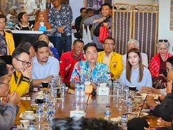 Berbaju Biru saat Dampingi Gibran, Bobby Nasution: Biar Mirip Aja