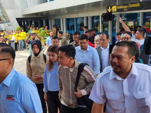 Berbaju Biru Ala TKN Prabowo-Gibran, Bobby: Biar Mirip Aja Berbaju Biru Ala TKN Prabowo-Gibran, Bobby: Biar Mirip Aja