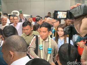 Tiba di Medan Bareng Bobby, Gibran Disambut Pendukung-Relawan Tiba di Medan Bareng Bobby, Gibran Disambut Pendukung-Relawan
