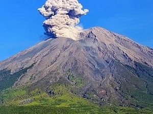 6 Gunung Berapi Aktif di Jawa Timur dan Fakta Menariknya 6 Gunung Berapi Aktif di Jawa Timur dan Fakta Menariknya
