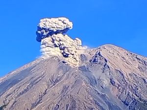 Detik-detik Gunung Semeru Erupsi Pagi Ini, Tinggi Kolom Letusan 1 Km