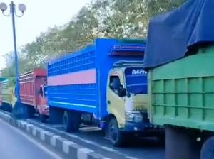 Sudah 8 Jam Poros Maros-Makassar Macet, Antrean Kendaraan Jadi 6 Km Sudah 8 Jam Poros Maros-Makassar Macet, Antrean Kendaraan Jadi 6 Km