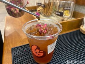 Mencicip Segarnya Kopi Hitam dan Teh Racikan Si Gadis Kretek