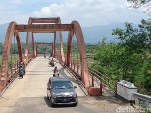 Cerita Warga Heran Jembatan Merah Kaligintung Purbalingga Belum Diresmikan