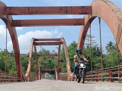 Diduga Dikorupsi, Kondisi Jembatan Merah Kaligintung Bergelombang-Diportal