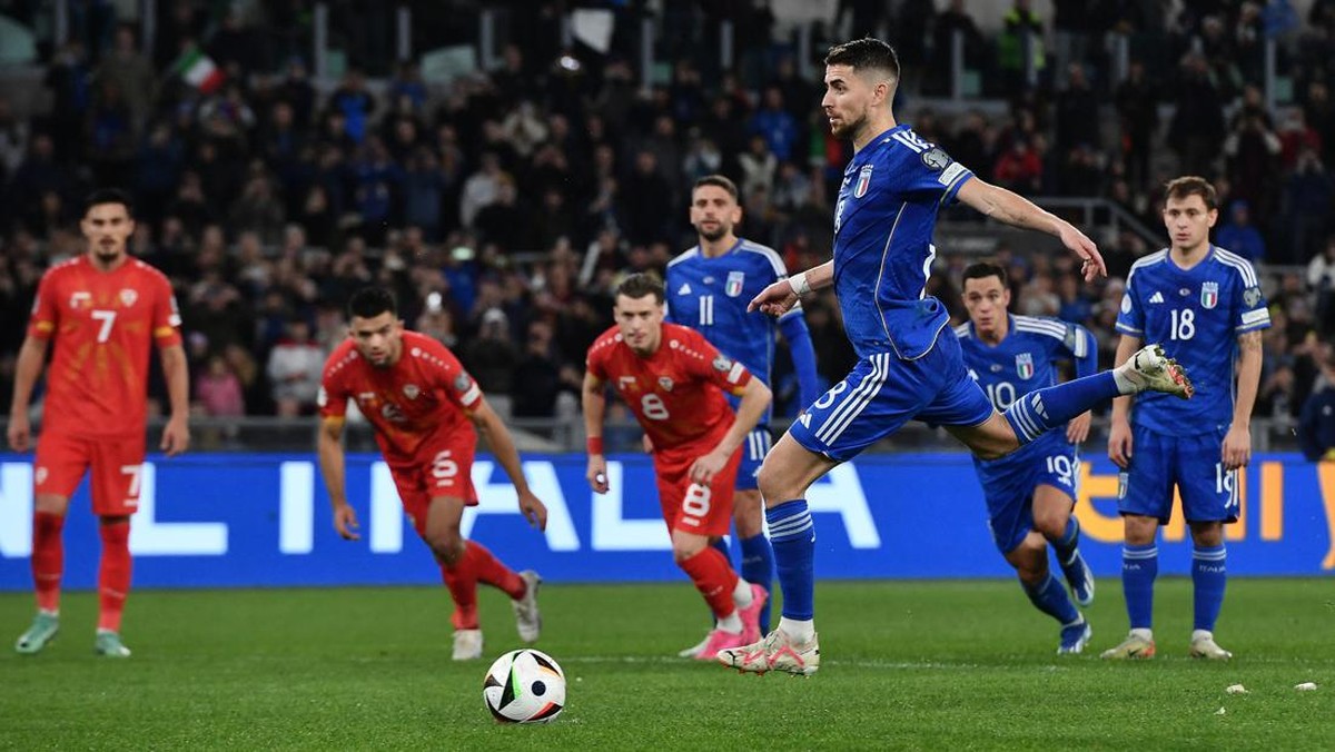 Empat penalti terakhir Jorginho di timnas Italia gagal jadi gol (Foto: REUTERS/JENNIFER LORENZINI)