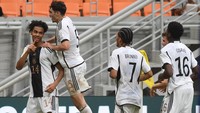 Pesepak bola Timnas Jerman melakukan selebrasi usai mencetak gol ke gawang Timnas Venezuela dalam penyisihan Grup F Piala Dunia U-17 2023 di Jakarta International Stadium, Jakarta, Sabtu (18/11/2023).