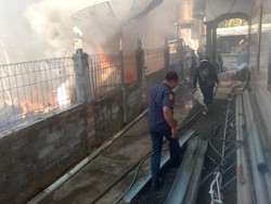 Gudang Rongsokan Terbakar gegara Puntung Rokok, Kerugian Rp 800 Juta