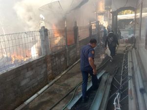 Gudang Rongsokan Terbakar gegara Puntung Rokok, Kerugian Rp 800 Juta Gudang Rongsokan Terbakar gegara Puntung Rokok, Kerugian Rp 800 Juta