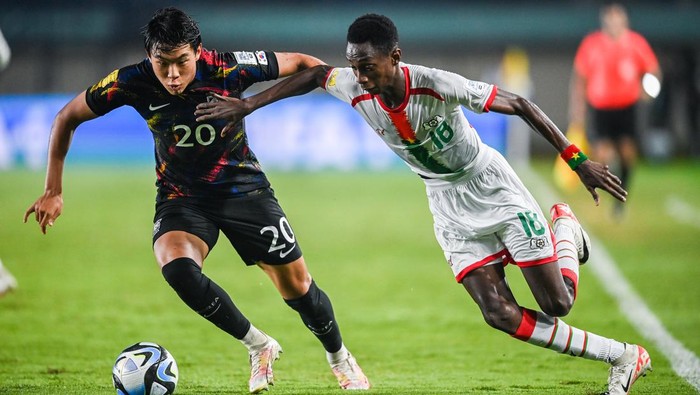 Pesepak bola Timnas Korea Selatan Yugeon Kim (kiri) berebut bola dengan pesepak bola Timnas Burkina Faso Souleymane Alio (kanan) saat penyisihan Grup E Piala Dunia U-17 2023 di Stadion Si Jalak Harupat, Kabupaten Bandung, Jawa Barat, Sabtu (18/11/2023). ANTARA FOTO/Wahyu Putro A/nz *** Local Caption ***