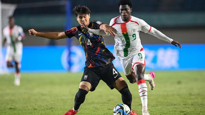 Pesepak bola Timnas Korea Selatan Yugeon Kim (kiri) berebut bola dengan pesepak bola Timnas Burkina Faso Souleymane Alio (kanan) saat penyisihan Grup E Piala Dunia U-17 2023 di Stadion Si Jalak Harupat, Kabupaten Bandung, Jawa Barat, Sabtu (18/11/2023). ANTARA FOTO/Wahyu Putro A/nz *** Local Caption ***